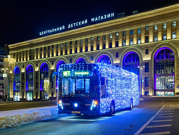 «Активные граждане» выбрали пять лучших фотографий по-новогоднему украшенных электробусов
