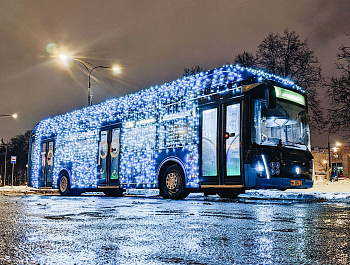 «Активные граждане» выбрали пять лучших фотографий по-новогоднему украшенных электробусов