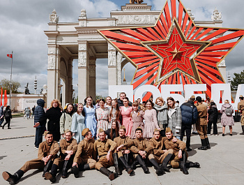 «Улицы героев» и «Цветы Победы»: какие патриотические акции прошли в Москве накануне 9 Мая